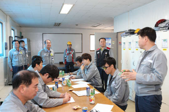 16일 오전 거제 옥포조선소에서 열린 '노사합동 전사 대 토론회'에  참여 중인 대우조선해양 직원들의 모습. <대우조선해양 제공>